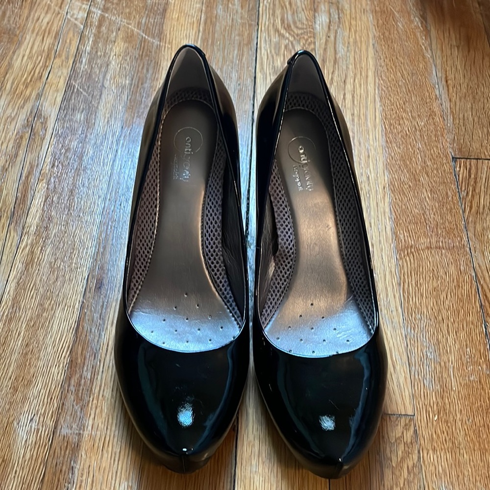 Easy Spirit black patent leather pumps